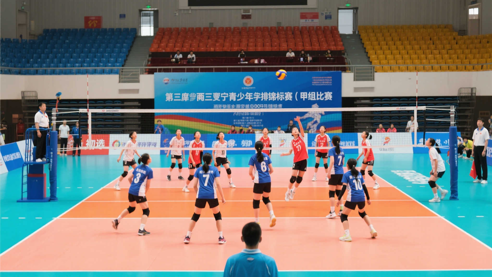宁夏青少年排球锦标赛(甲组)收官 今年的*宁夏青少年排球锦标赛(甲组)*吸引了来自全